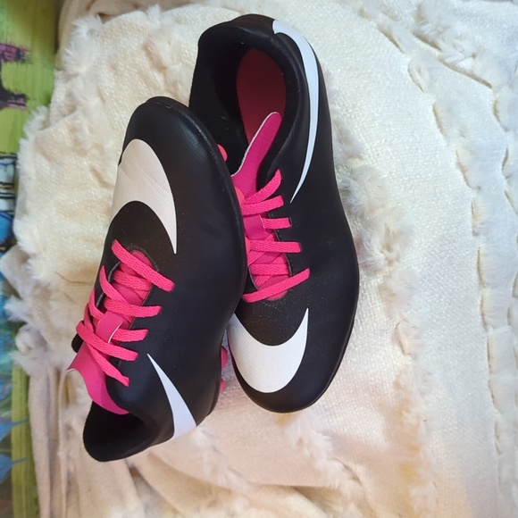 Nike Junior Bravata Firm-Ground Soccer Cleat Black/Pink/White Size 3.5 Youth US - Picture 2 of 6